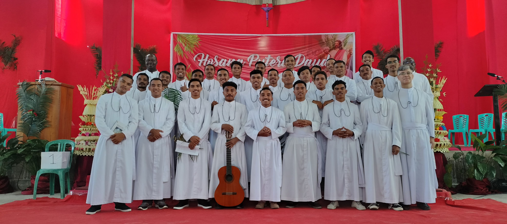 Coro dos irmãos na primeira missa na igreja YMY